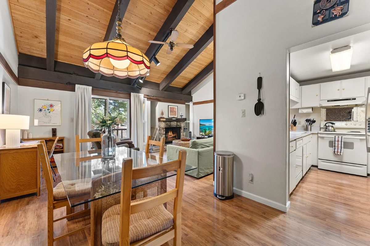 Salón y cocina de Arenas-Escobar Residence antes de la remodelación