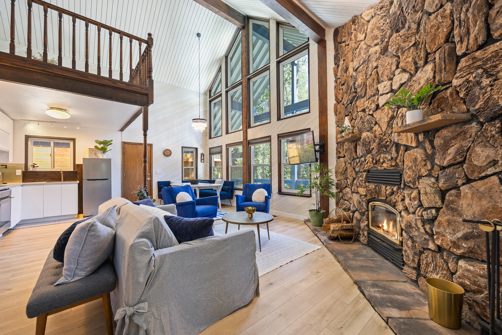 Snow & Pines Cabin great room before renovation