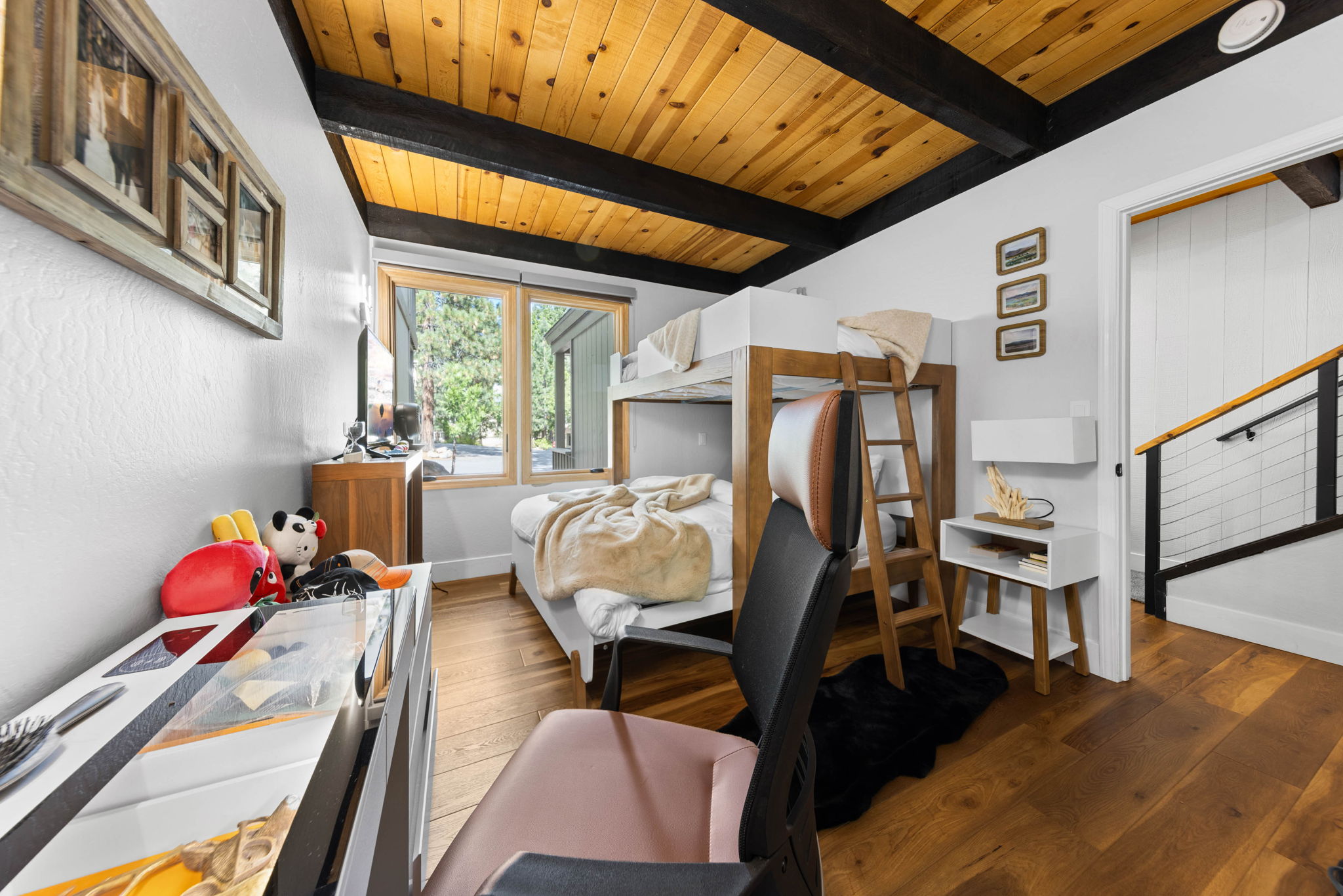 Cubs Manor: bunk room with built-in ladder