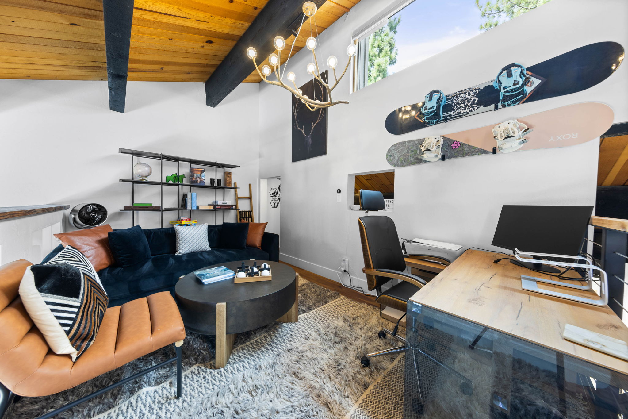 Cubs Manor: loft lounge with snowboards