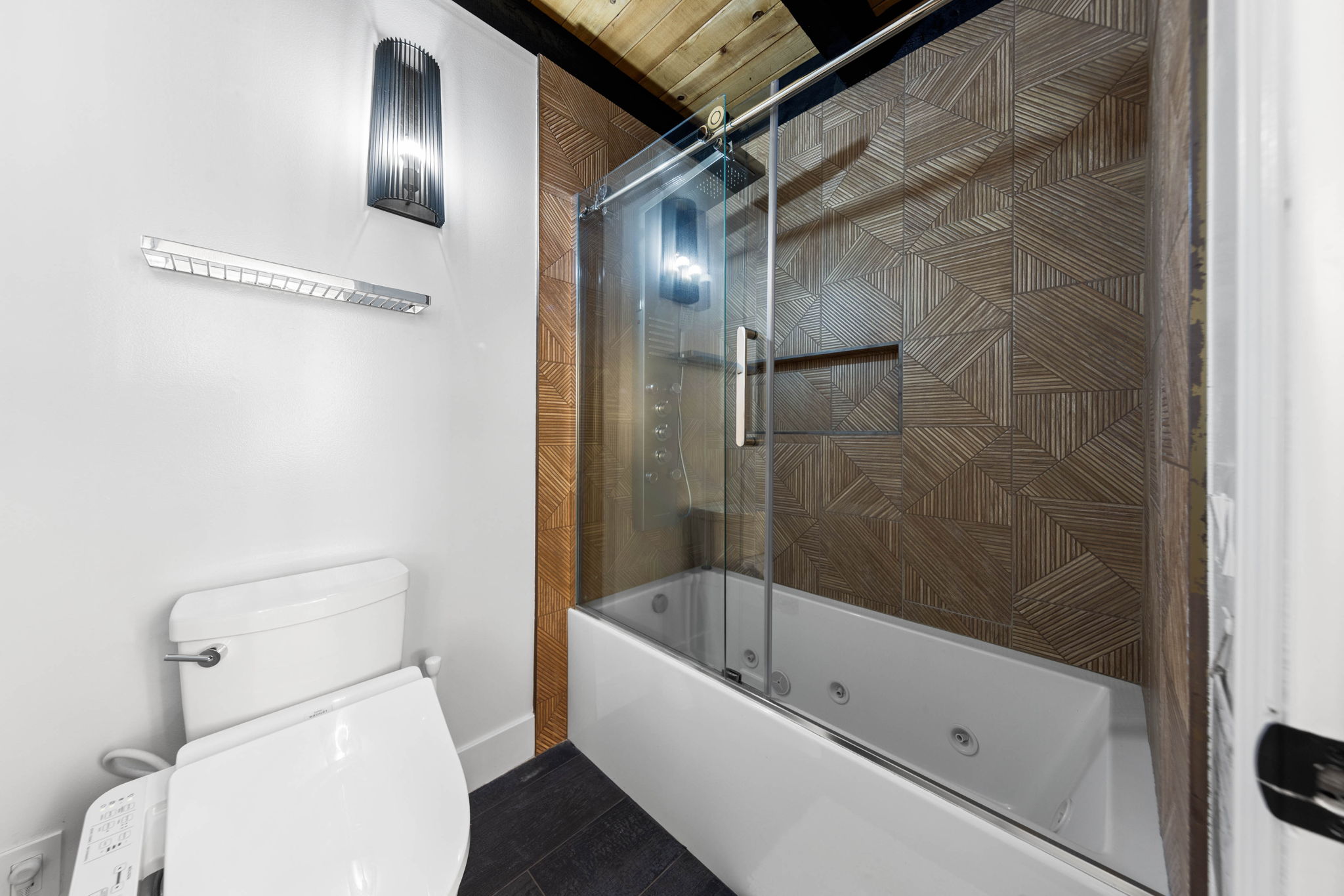Cubs Manor: tub with geometric tile surround