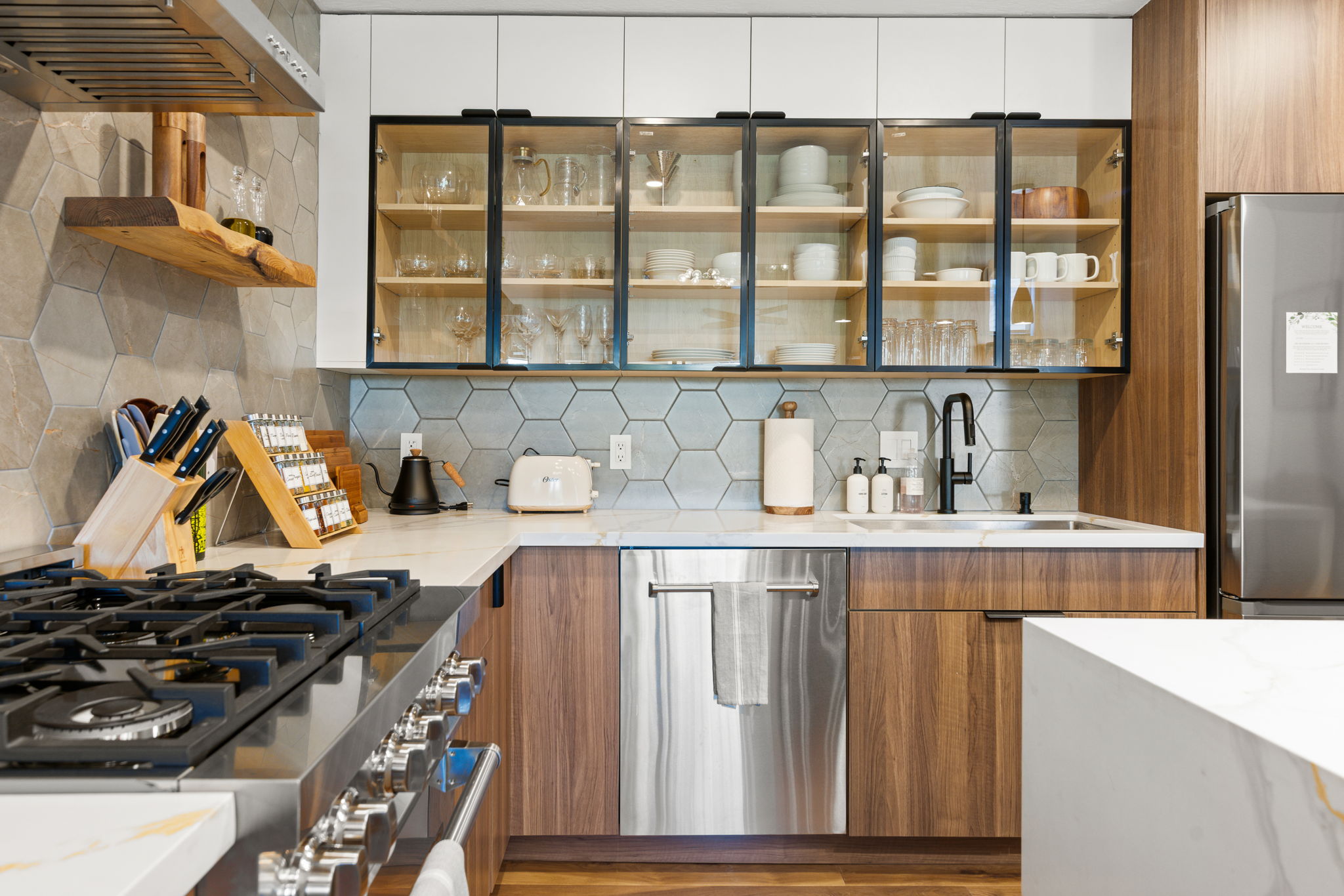 Lake Haus kitchen después de la renovación, walnut and white cabinets with hex tile