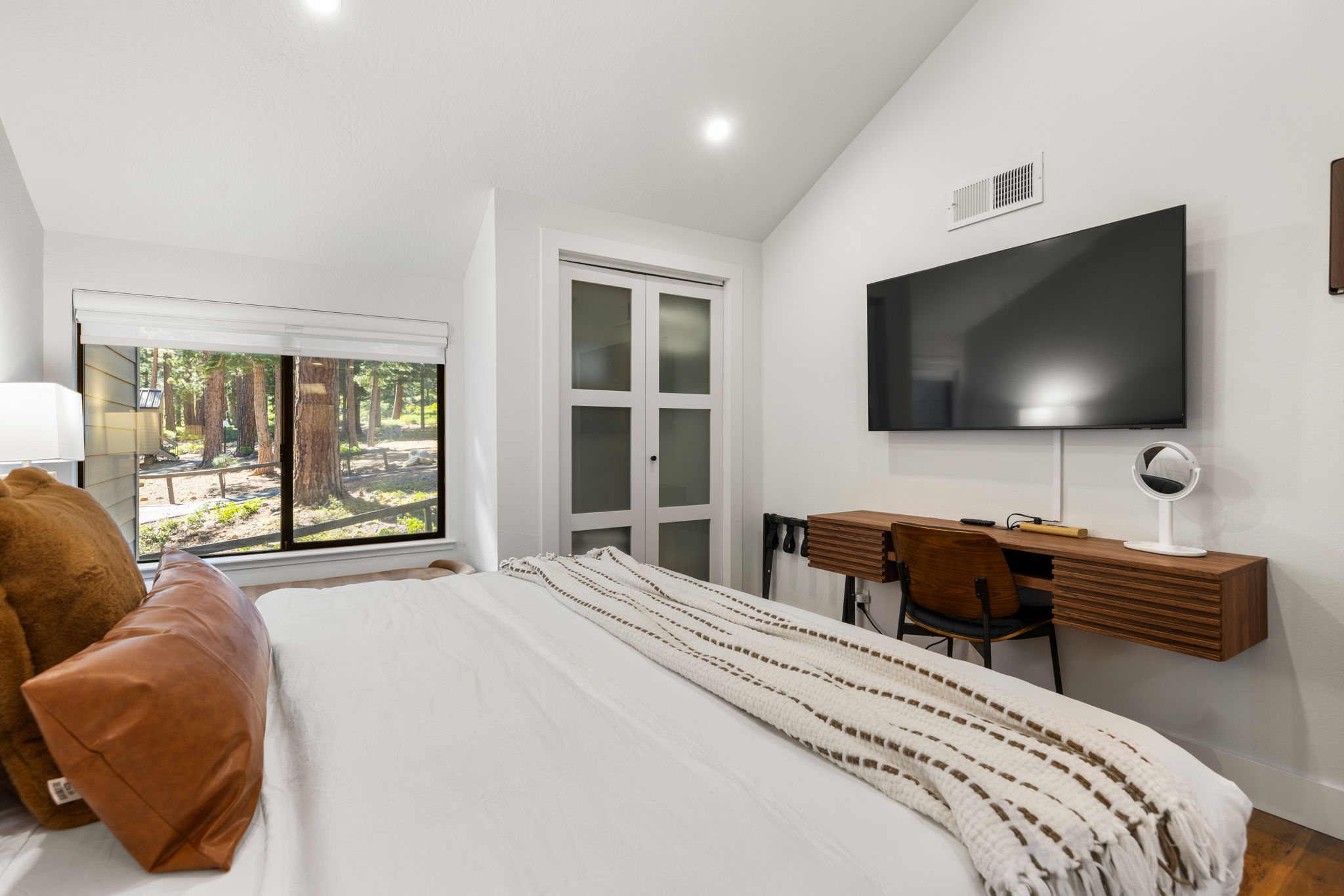 Lake Haus: segundo dormitorio con escritorio flotante de nogal