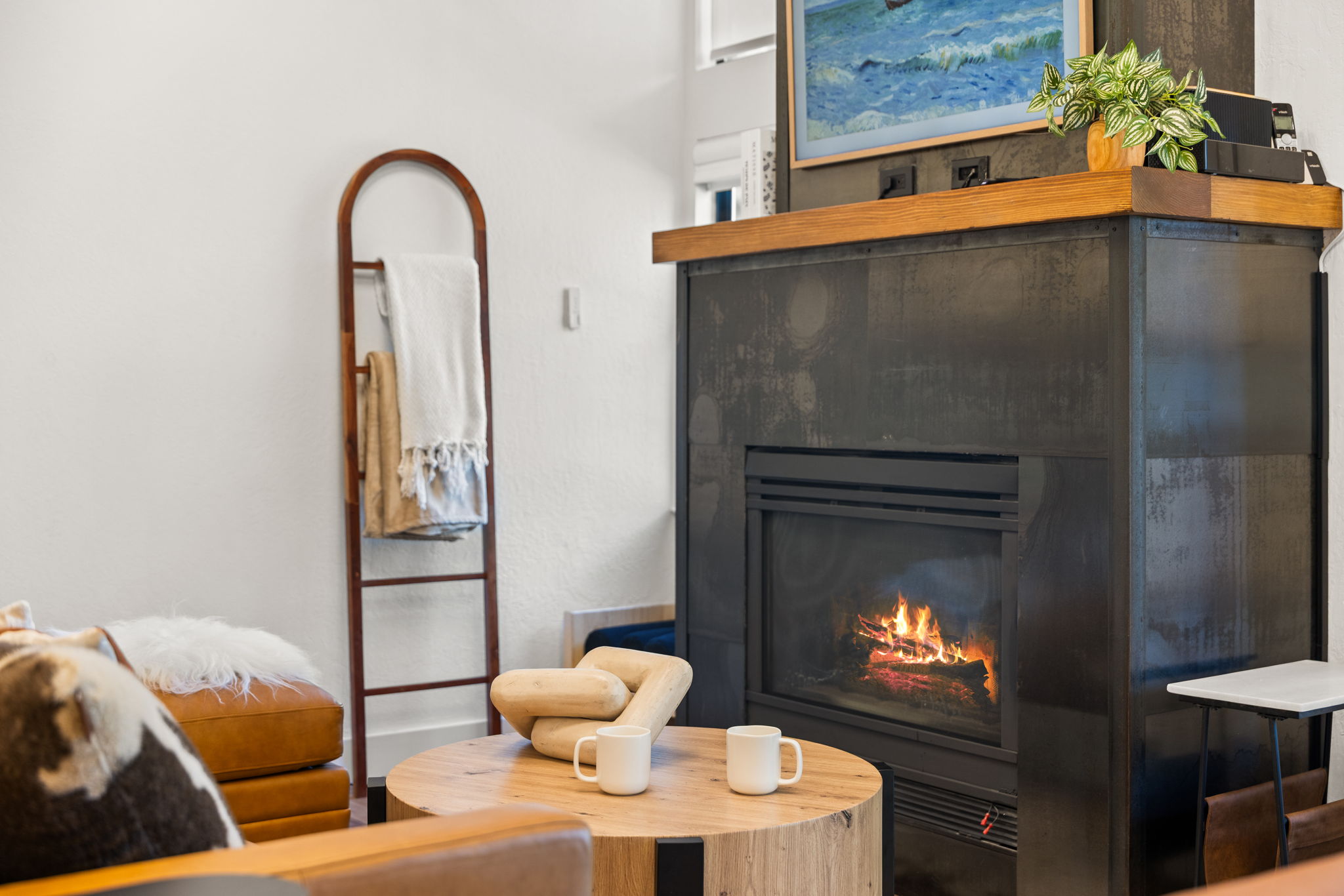 Lake Haus: detalle de la chimenea de acero negro