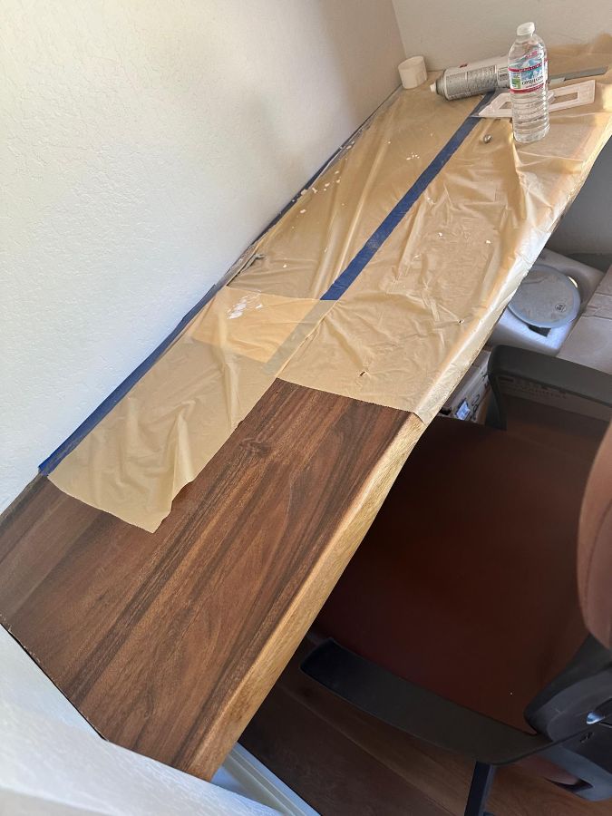 Escritorio de nogal protegido para el acabado