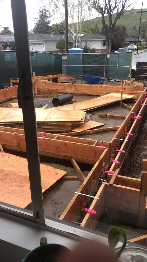 Encofrado de cimientos después de la lluvia