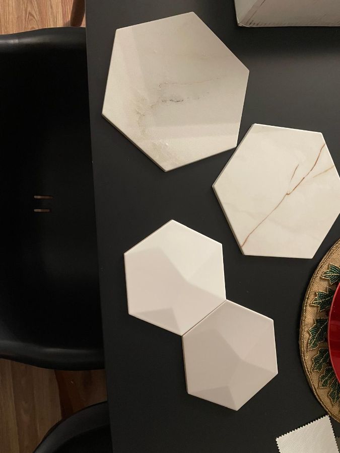 Comparando muestras de azulejo hexagonal