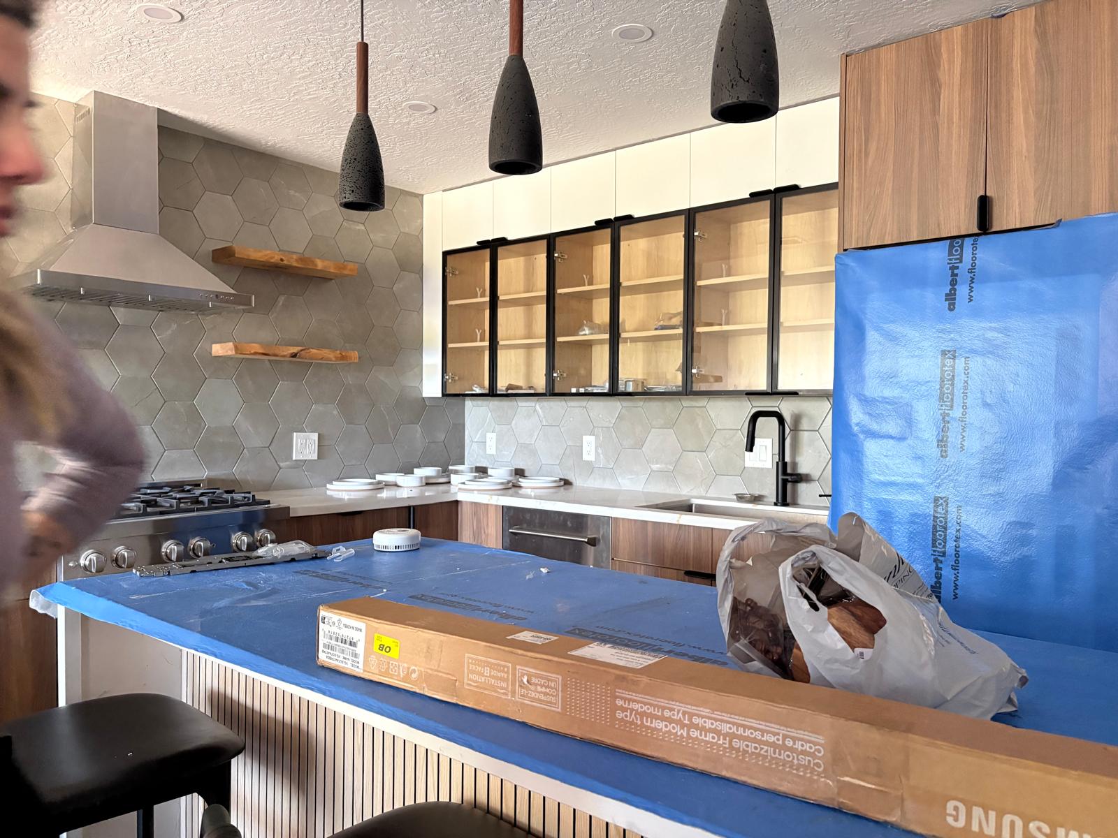 Cocina a medio instalar con superficies protegidas