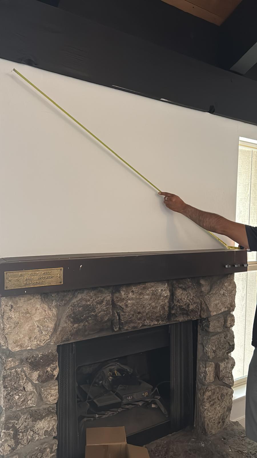 Midiendo la pared de una chimenea en visita de obra