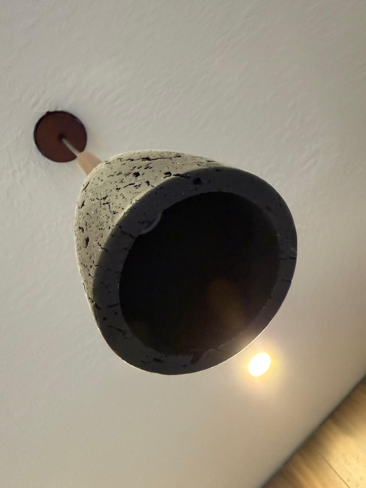 Lámpara colgante de travertino recién instalada
