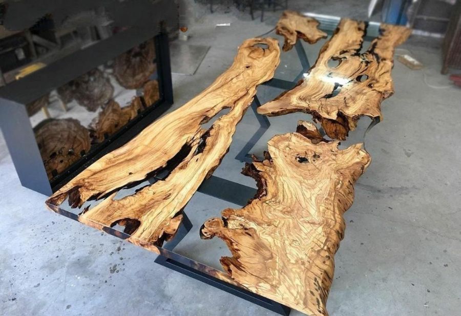 Mesa río de borde vivo en el taller