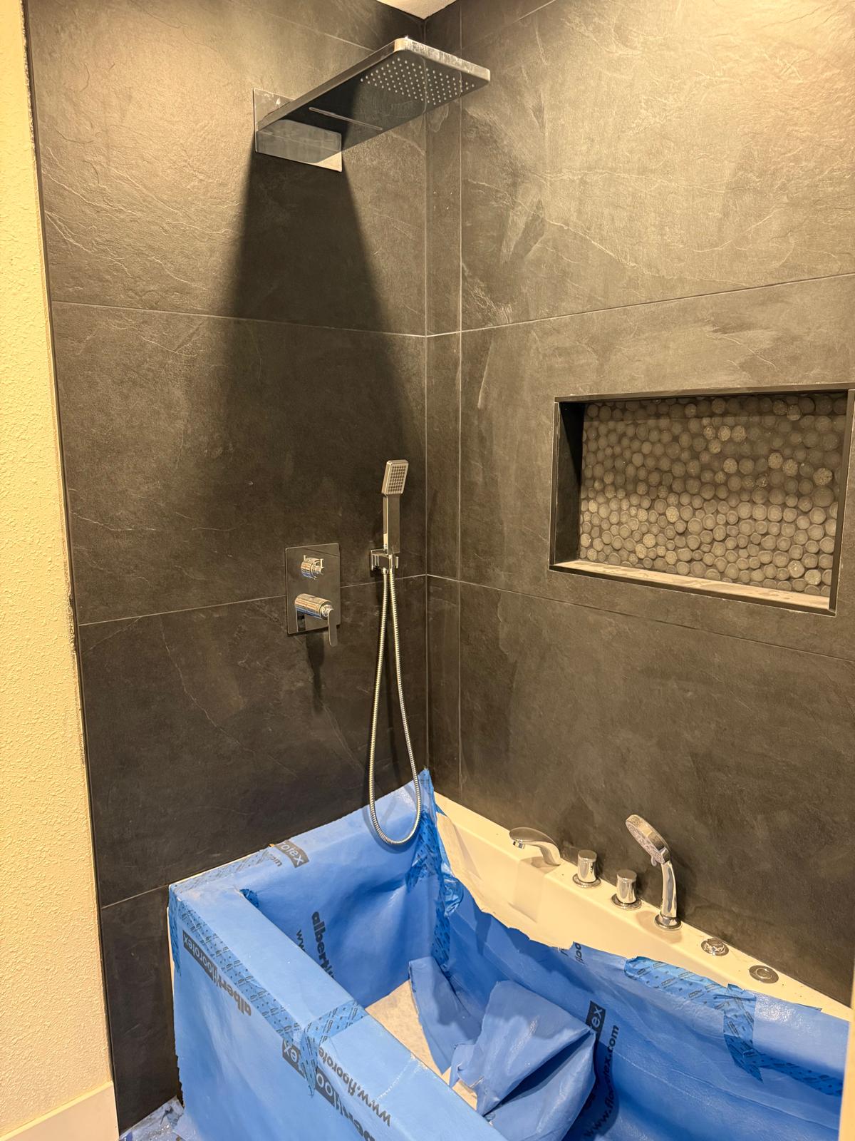 Instalación de pizarra en la ducha con la tina protegida