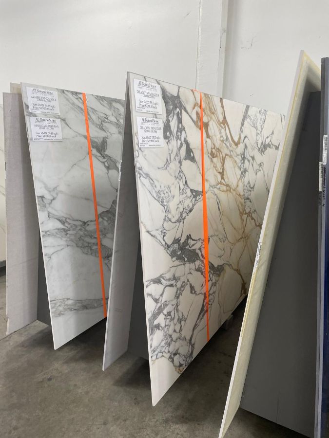 Eligiendo placas de porcelanato en el almacén de piedra