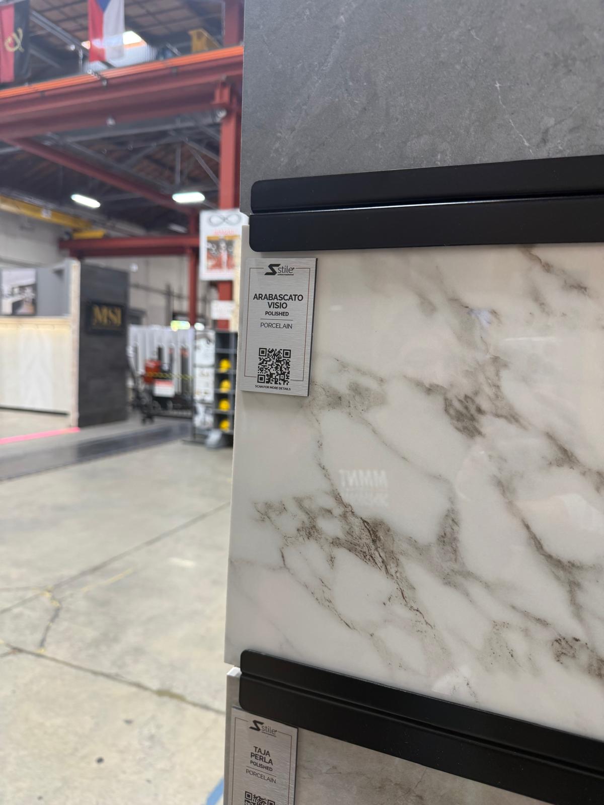 Eligiendo placas de porcelanato en el almacén de piedra